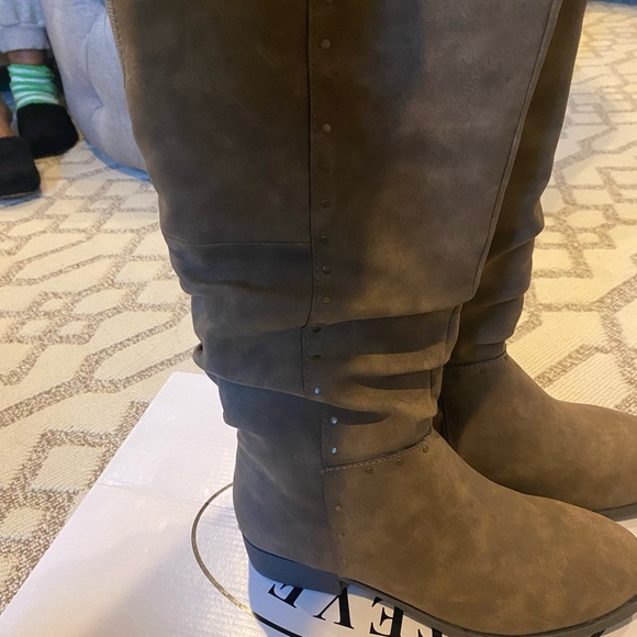 Steve Madden Other - Steve Madden Girls Brown Boot